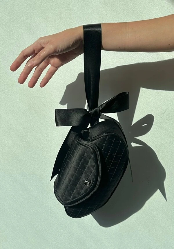 Clutch Chanel em Cetim Preta