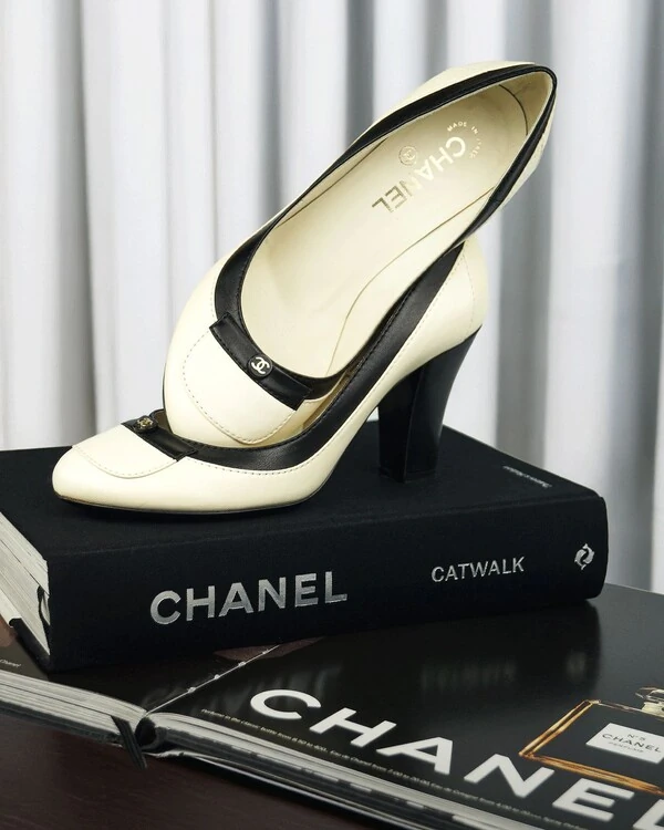 Sapato Chanel Beige & Black Pumps