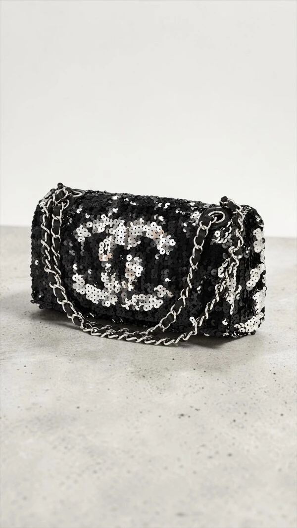 Bolsa Chanel Flap em Paetê Prata com Preto