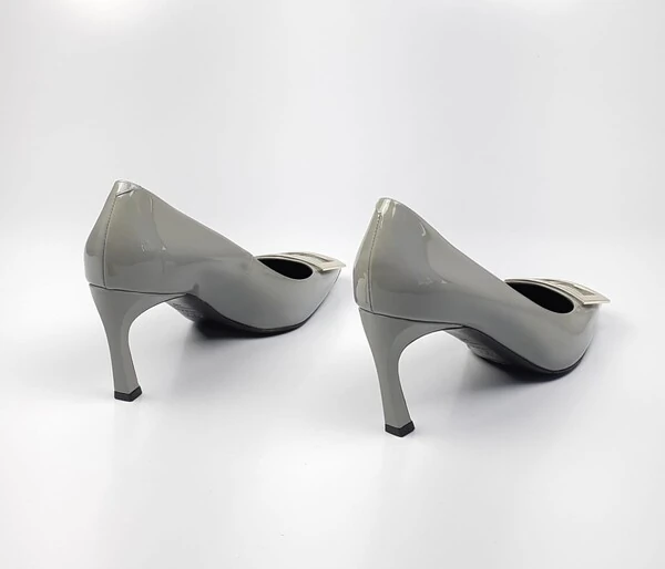 Sapato Roger Vivier Verniz Cinza Claro