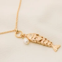 Colar Parral Longo Corrente Elo Triplo Pingente Peixe Escamado e Pérola