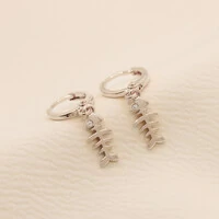 Brinco Arandas Argola Lisa com Pingente Peixe Vazado