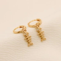 Brinco Arandas Argola Lisa com Pingente Peixe Vazado