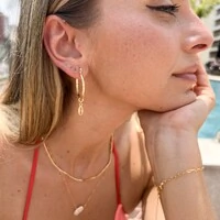 Brinco Maldivas Argola Oval com Pingente Búzios