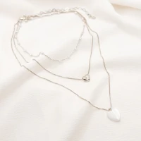 Colar Atibaia Triplo Choker Mini Pérola Passante Coração e Pingente Madrepérola