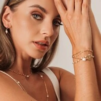 Pulseira Sicília Elo Cartier Pingente Cruz na Chapa e Pérola Água Doce