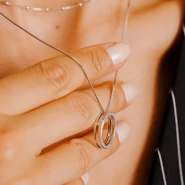 Colar Lindóia Corrente Veneziana com Pingente Aro Cristais