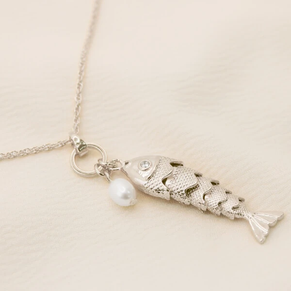 Colar Parral Longo Corrente Elo Triplo Pingente Peixe Escamado e Pérola