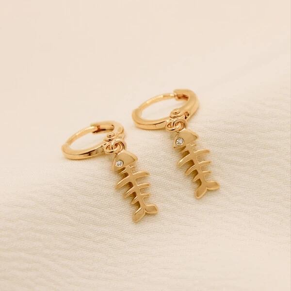 Brinco Arandas Argola Lisa com Pingente Peixe Vazado