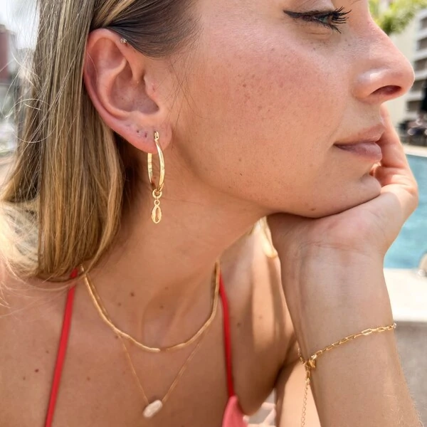 Brinco Maldivas Argola Oval com Pingente Búzios