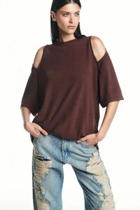 Camiseta abertura ombro malha