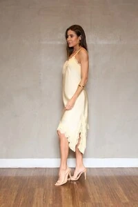 Vestido cetim Assimétrico renda Botik