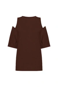 Camiseta abertura ombro malha