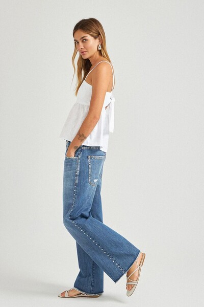 FotoCalça loose cropped tachas