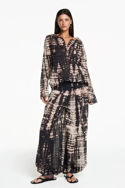 Foto Calça pala drapeada elástico tie dye