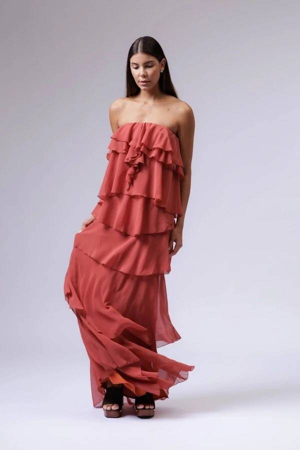 Vestido bruna longo em camadas