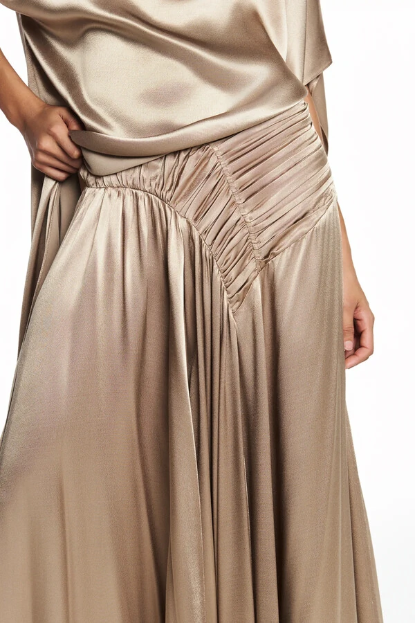 Saia longa drapeado frontal cetim