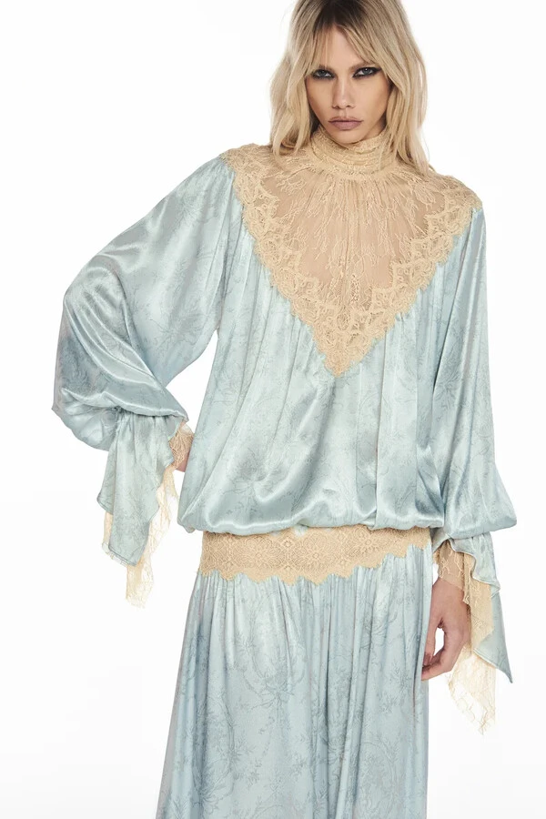Blusa Manga Longa Cetim Laço Azul Gola Renda Bege
