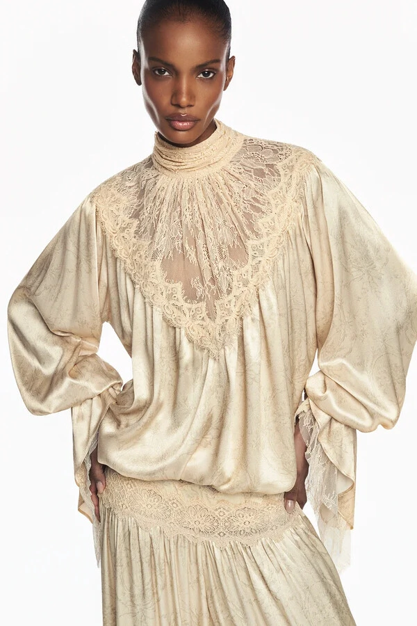 Blusa Manga Longa Cetim Laço Bege Gola Renda Bege