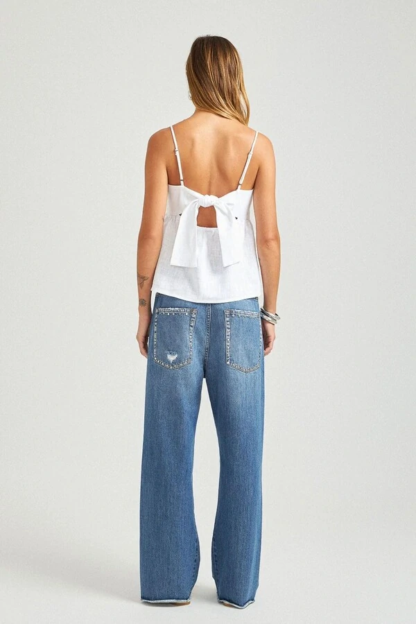 Calça loose cropped tachas