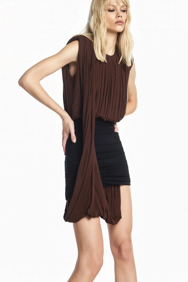 Vestido curto bicolor pala e corpo