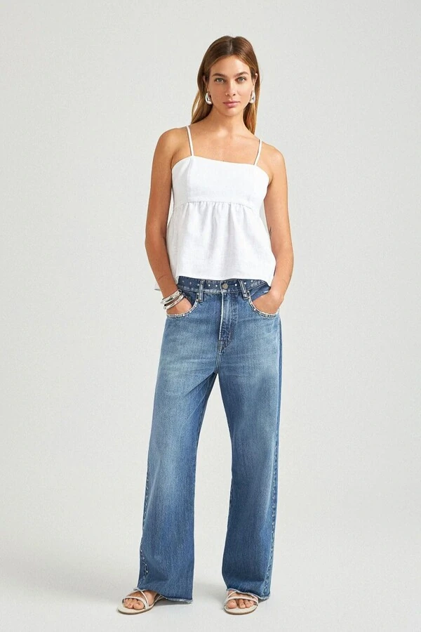 Calça loose cropped tachas