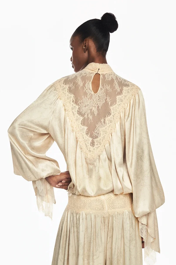 Blusa Manga Longa Cetim Laço Bege Gola Renda Bege