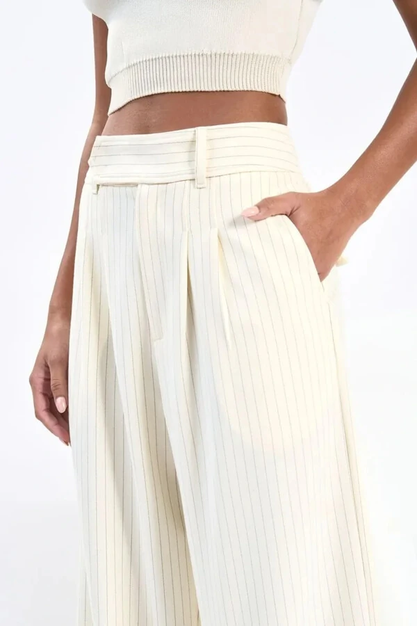 Calça estilo cós transpassado