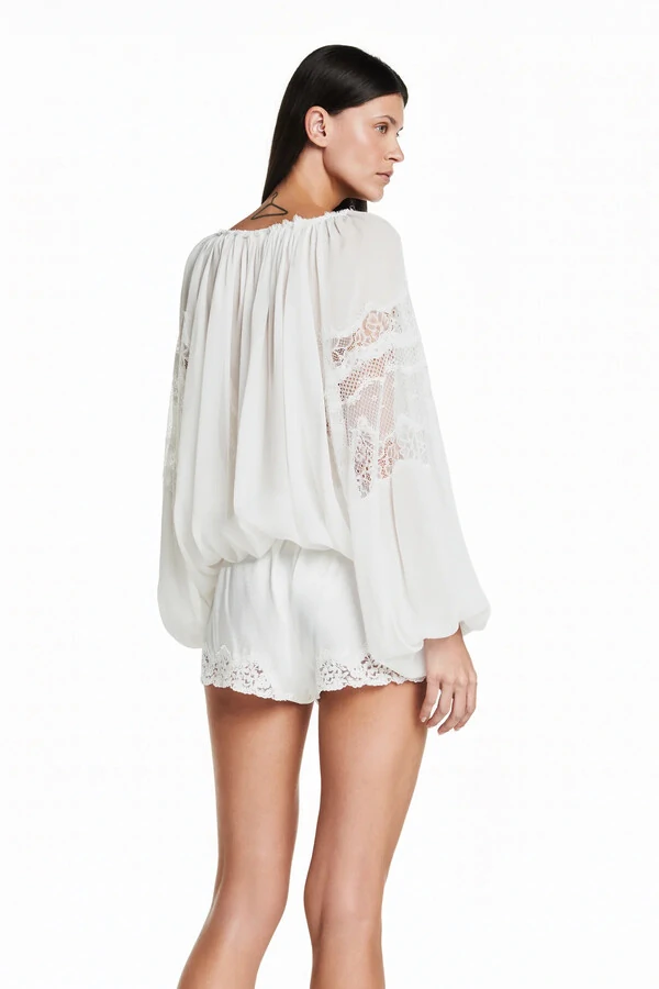 Shorts detalhes renda cetim