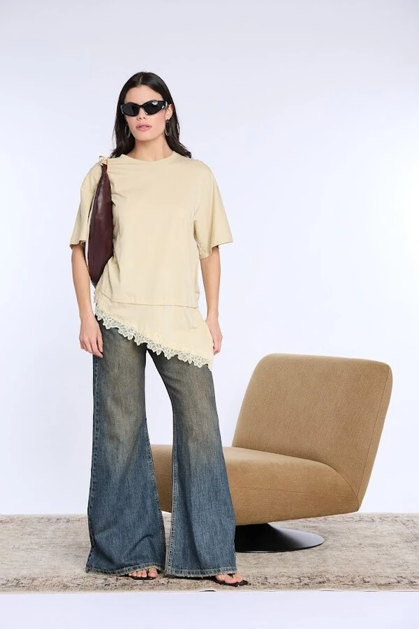 Camiseta Renda Barra Assimétrica Botik