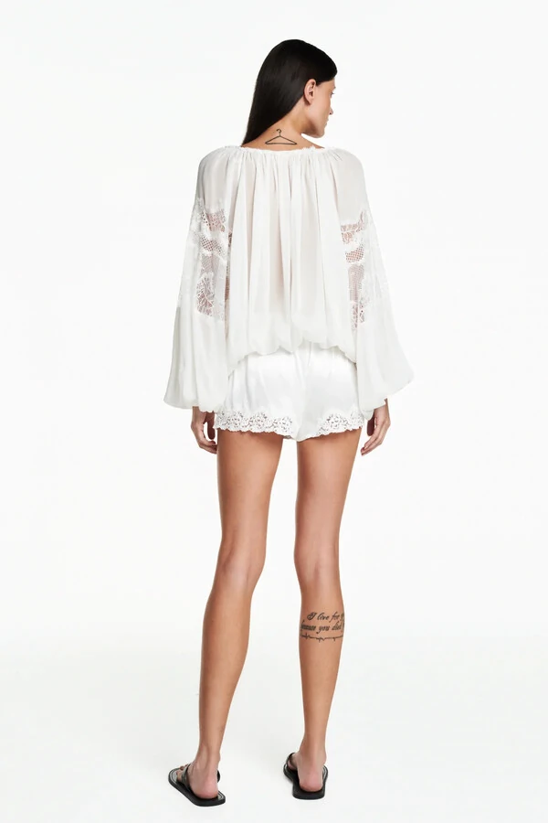 Shorts detalhes renda cetim