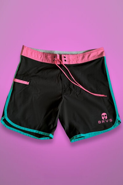 Foto Bermuda Retrô Preta Rosa e Azul