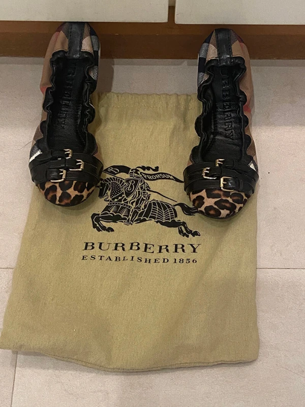 Burberry:: Sapatilha Monograma com Elástico