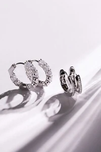 Brinco Argola Achatada e Cravação Frontal