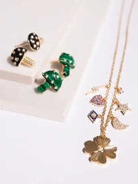 Colar Trevo raiado e formas diversas