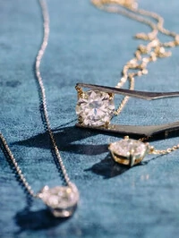 Colar Solitário Moissanite Dourado 8mm
