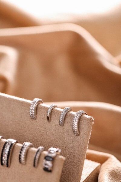 FotoFake Piercing Meio Cravejado Fino