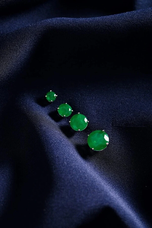 Brinco Ponto de Luz Esmeralda 8MM