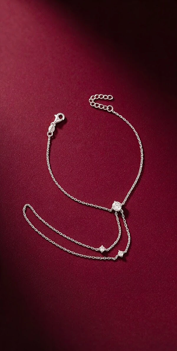 Hand Chain Élise Moissanite