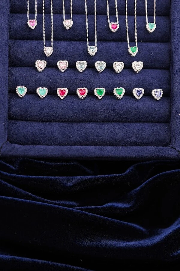 Brinco Mini Coração Esmeralda Colombiana Cravejado