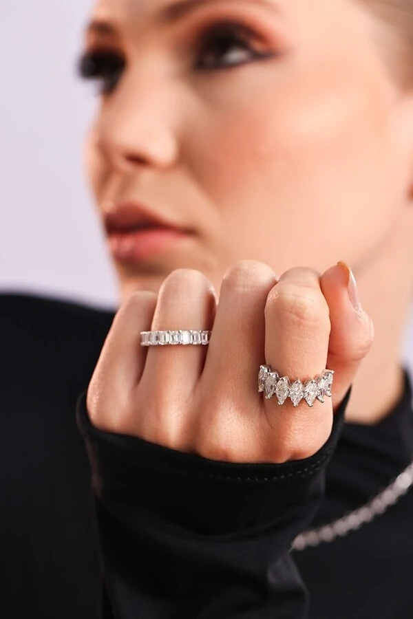 Aliança Cravejada Navetes