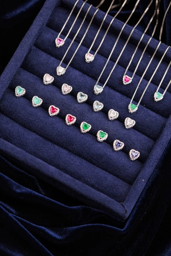 Brinco Mini Coração Esmeralda Colombiana Cravejado