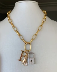 Argola e Pingente Mão com Ponto cristal ouro