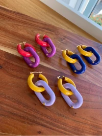 Argola Tubo Mostarda com Pingente Lilas Esmaltado Ouro