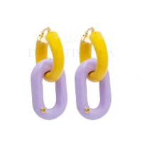 Argola Tubo Mostarda com Pingente Lilas Esmaltado Ouro