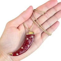 Colar longo com pingente dente de sabre esmaltação italiana ouro18k