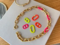 Pingente Mosquetao Esmaltado Ouro (escolha a cor)
