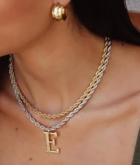 Pingente letra grande serifada ouro18k