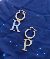 Pingente letra grande serifada rodio