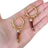 Brinco argola bolinhas com dente de sabre ouro18k